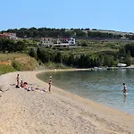Family Friendly Seaside Vlasici, Pag - 4319 アパート *