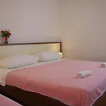 Family Friendly Seaside Vlasici, Pag - 4319 アパート Vlašići