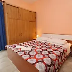 Family Friendly Seaside Vlasici, Pag - 4319 アパート *