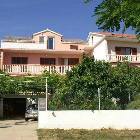 Family Friendly Seaside Vlasici, Pag - 4319 アパート Vlašići